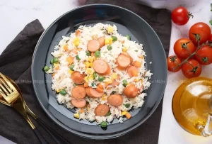 طرز تهیه سوسیس پلو گیاهی بشقاب خلاقیت