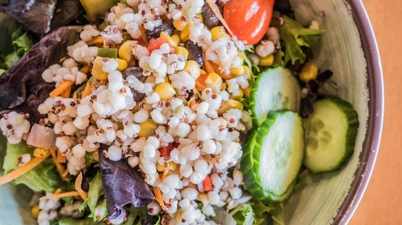 2. طرز تهیه غذای پروتئینی گیاهی سالاد کینوا با سبزیجات