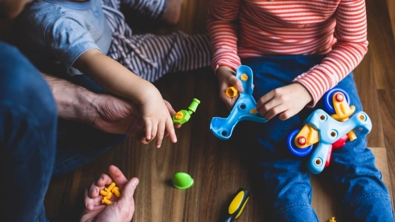 انتخاب اسباببازی مناسب برای سنین مختلف (نوزاد، خردسال، کودک و نوجوان)