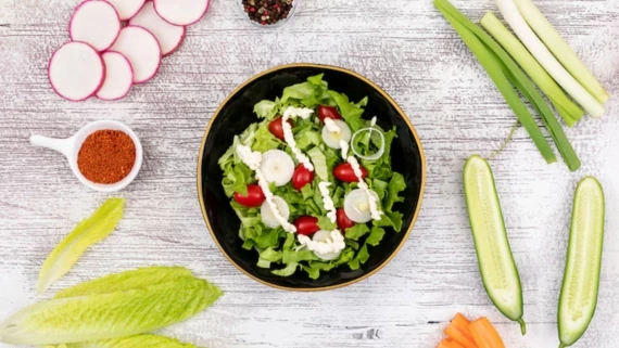 طرز تهیه سالاد گیاهی خوشمزه و سالم برای یک رژیم غذایی متعادل