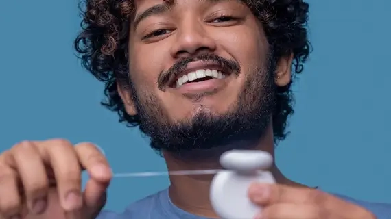 بهترین تکنیک نخ دندان کشیدن در چهار مرحله